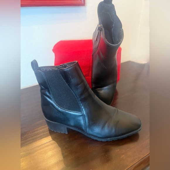 Anne Klein Coralie lug nonslip sole bootie. Pristine condition. Side zip sz 8.5 - Picture 5 of 9
